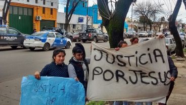 El reclamo de familiares frente a la comisaría.