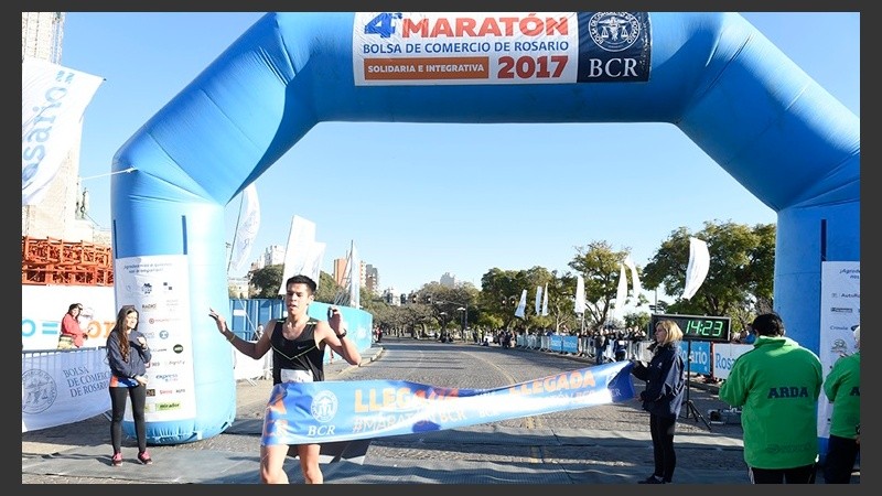 Y el ganador llegando a la meta.