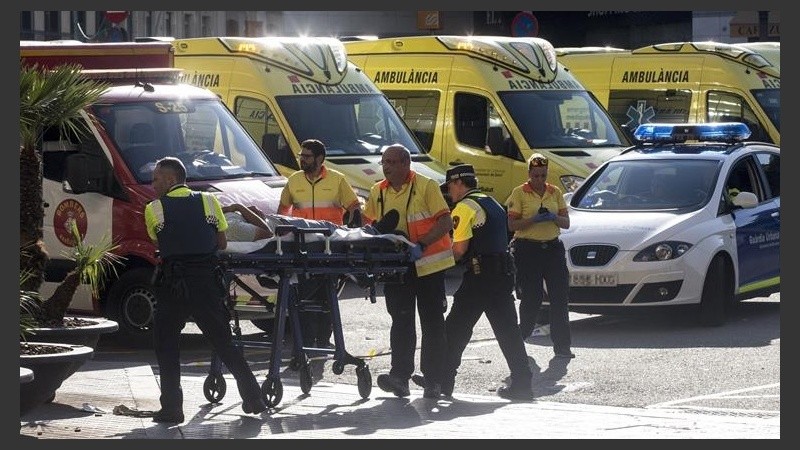Los equipos de emergencia trabajando tras el ataque.