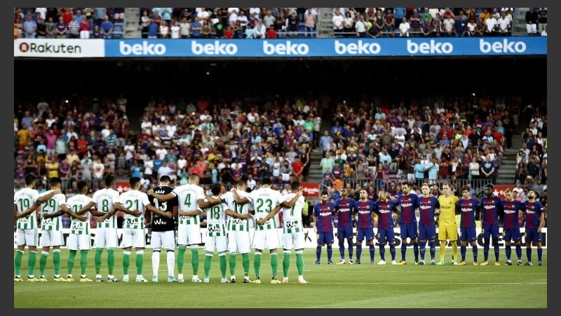 Todos juntos para el minuto de silencio.