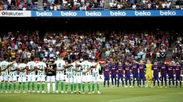 Todos juntos para el minuto de silencio.