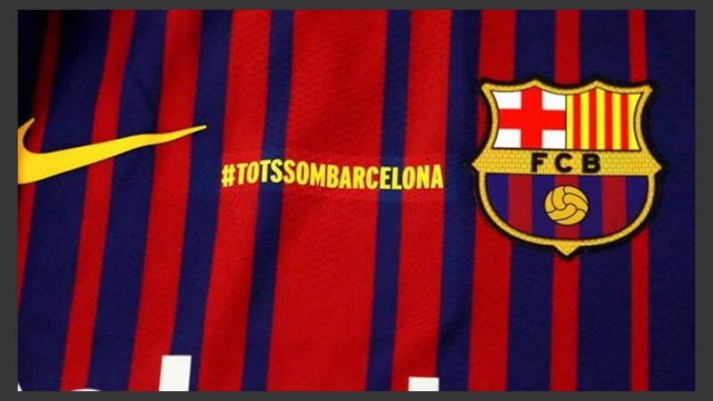 El mensaje #totssombarcelona en el pecho de la camiseta local.