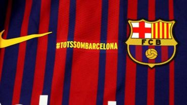 El mensaje #totssombarcelona en el pecho de la camiseta local.