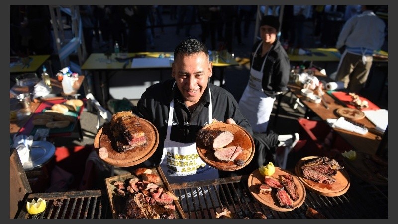 Los asadores rosarinos y sus delicias en el campeonato federal. 