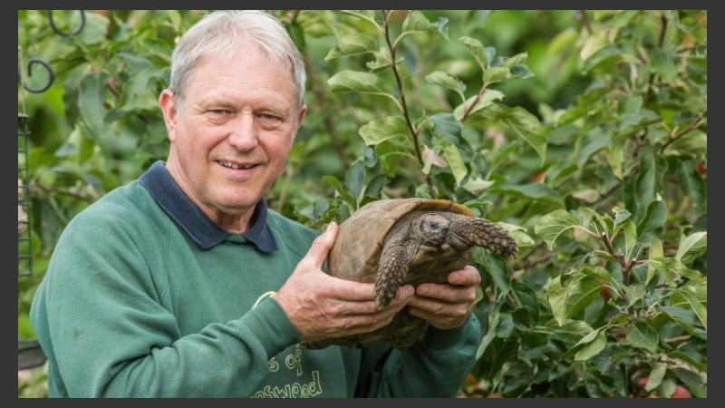 Amor animal: John Fletcher posa junto a Freda, su tortuga.