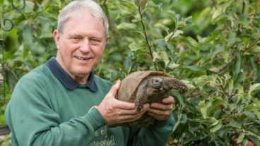 Amor animal: John Fletcher posa junto a Freda, su tortuga.