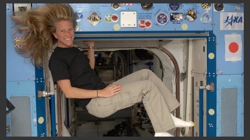 Nada fácil lavarse el pelo en el espacio.