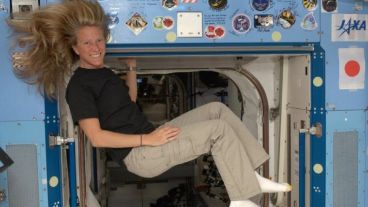 Nada fácil lavarse el pelo en el espacio.