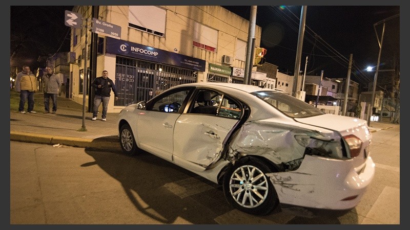 El auto dio varios trompos e impactó a dos peatones.