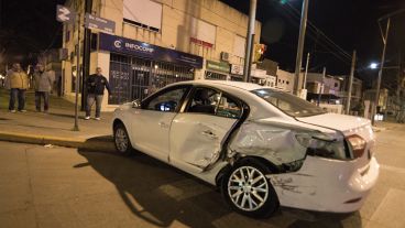 El auto dio varios trompos e impactó a dos peatones.