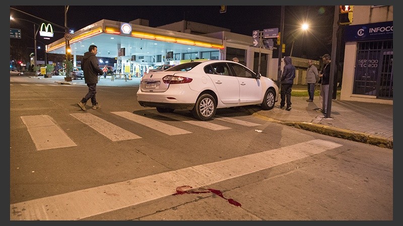 El auto dio varios trompos e impactó a dos peatones.