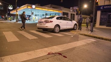 El auto dio varios trompos e impactó a dos peatones.