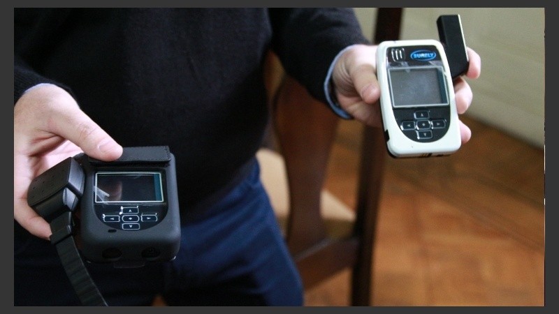 Las tobilleras duales se colocan en la víctima y el agresor. 