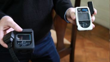 Las tobilleras duales se colocan en la víctima y el agresor.