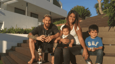 La pareja junto a sus dos hijos. ¿Serán tres dentro de poco?