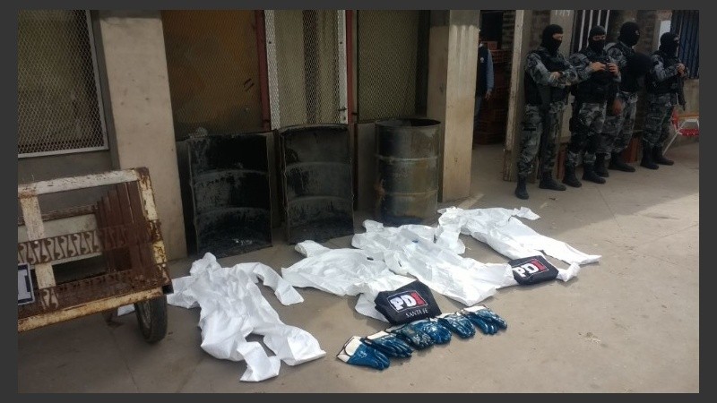 La PDI junto a los elementos incautados, que serán peritados.