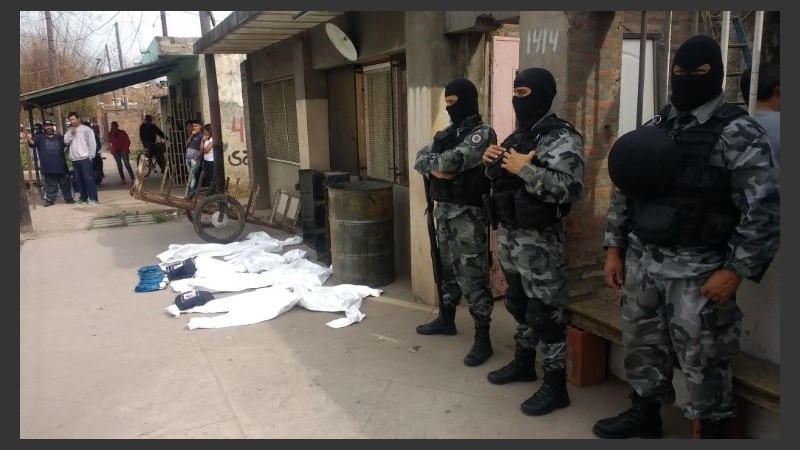 La PDI junto a los elementos incautados, que serán peritados.