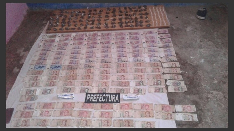 La droga y los billetes secuestrados por Prefectura.