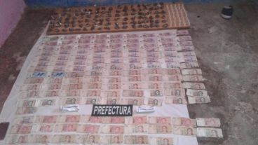 La droga y los billetes secuestrados por Prefectura.