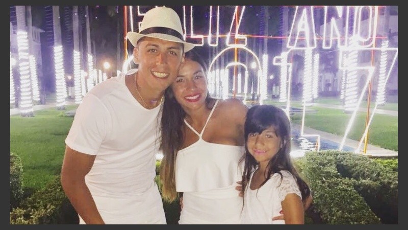 Tobio, su pareja y su hija Camila, a inicios de año.