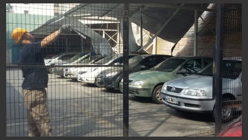 La losa caída sobre los vehículos en la playa. 