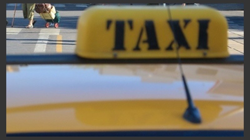 El taxista fue sorprendido cuando dejaba a unos pasajeros. 