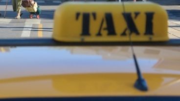 El taxista fue sorprendido cuando dejaba a unos pasajeros.