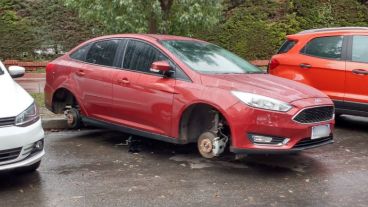 Uno de los autos a los que le sacaron las ruedas, en la zona del parque Independencia.
