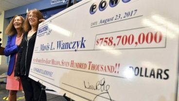 El cheque más preciado, con la increíble cifra de dinero que ganó la apostadora.