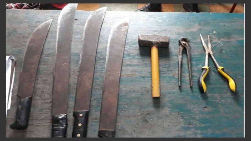 Las armas que fueron secuestradas por la policía.