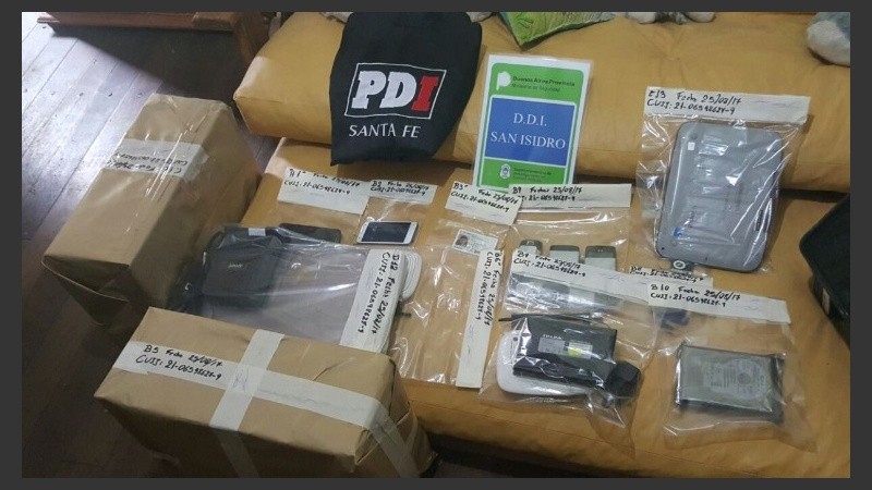 Los elementos secuestrados en el marco de la investigación en la casa del presunto instigador.