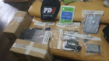 Los elementos secuestrados en el marco de la investigación en la casa del presunto instigador.