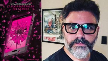 La novela aborda “la dificultad de ser uno mismo en un mundo que está espejado permanentemente y se mira todo el tiempo”, dijo De Caro.