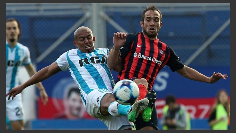 Arévalo Ríos cruza ante el avance de Belluschi.