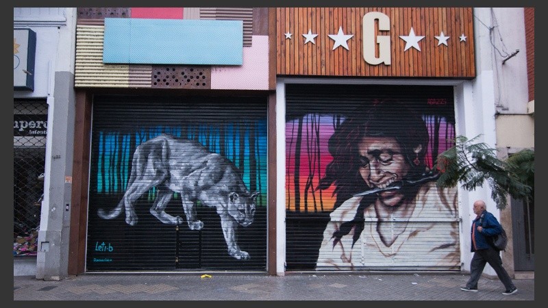 Así quedaron las persianas de los comercios intervenidas por los artistas.