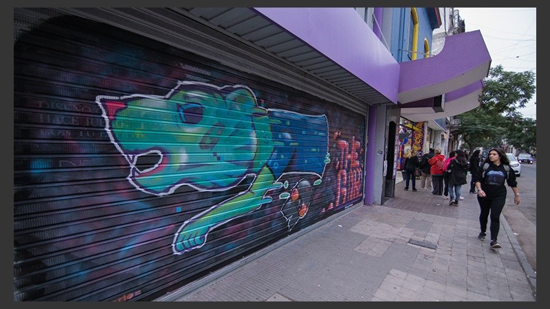 Así quedaron las persianas de los comercios intervenidas por los artistas.