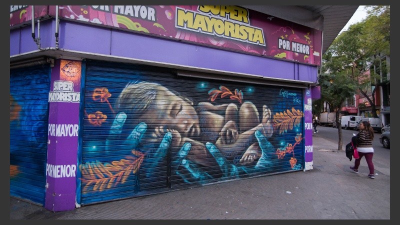 Así quedaron las persianas de los comercios intervenidas por los artistas.