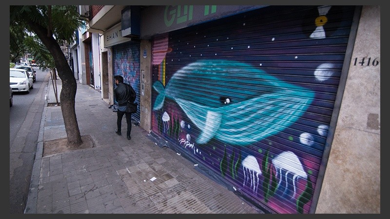 Así quedaron las persianas de los comercios intervenidas por los artistas.