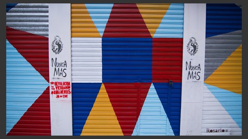 Así quedaron las persianas de los comercios intervenidas por los artistas.