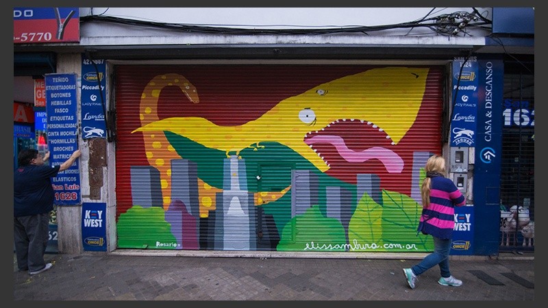 Así quedaron las persianas de los comercios intervenidas por los artistas.