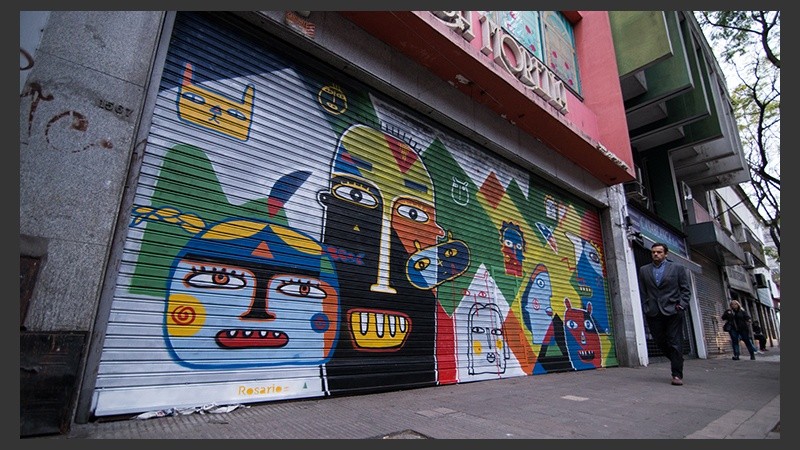 Así quedaron las persianas de los comercios intervenidas por los artistas.