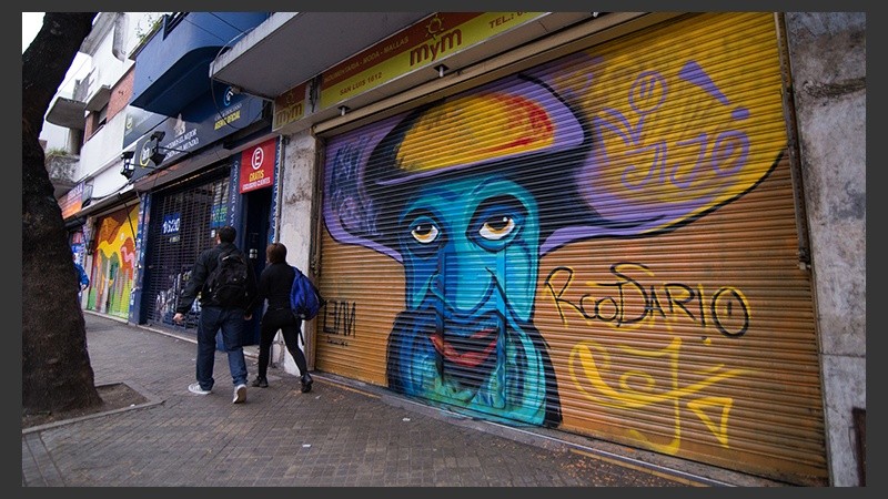 Así quedaron las persianas de los comercios intervenidas por los artistas.