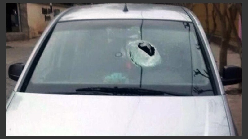 La piedra fue despedida por un camión que pisó la banquina.