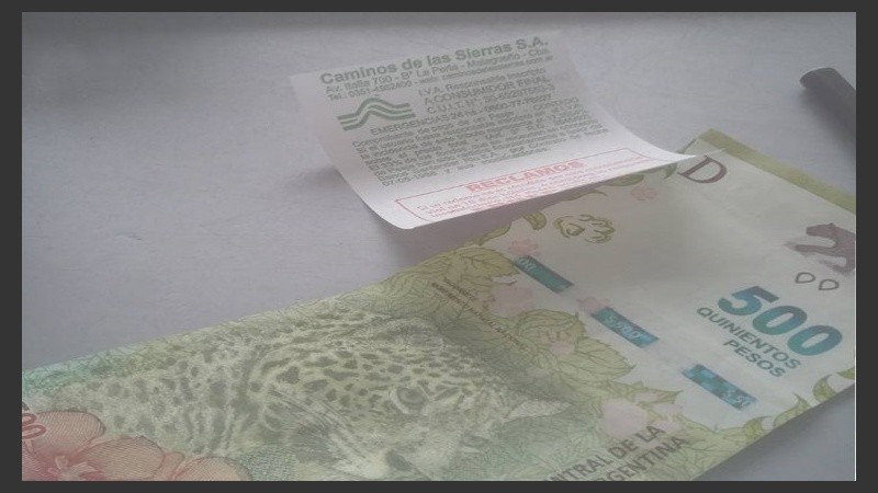 El billete, esperando ser retirado por el conductor que lo dejó en el peaje.