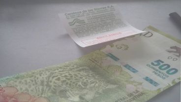 El billete, esperando ser retirado por el conductor que lo dejó en el peaje.