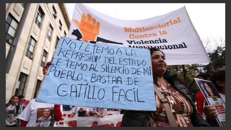 El reclamo contra la violencia institucional recorrió el centro rosarino.