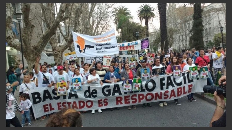 Manifestantes contra la violencia institucional.