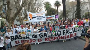 Manifestantes contra la violencia institucional.