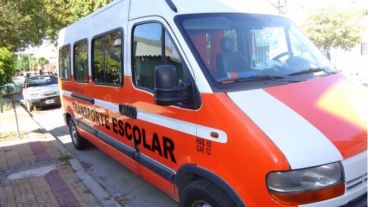 El supuesto secuestrador intentó frenar la marcha del transporte.