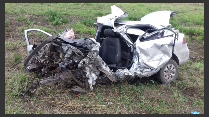 Así quedó el auto en el que los policías trasladaban al detenido. 
